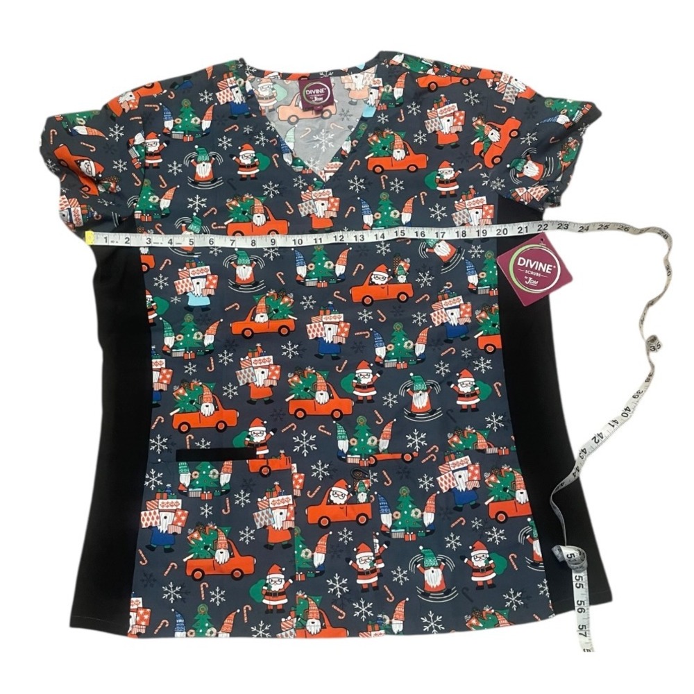DIVINE SCRUBS Women Holiday Santa Gnome Christmas Tree Car Print Scrub Top M - Picture 3 of 5